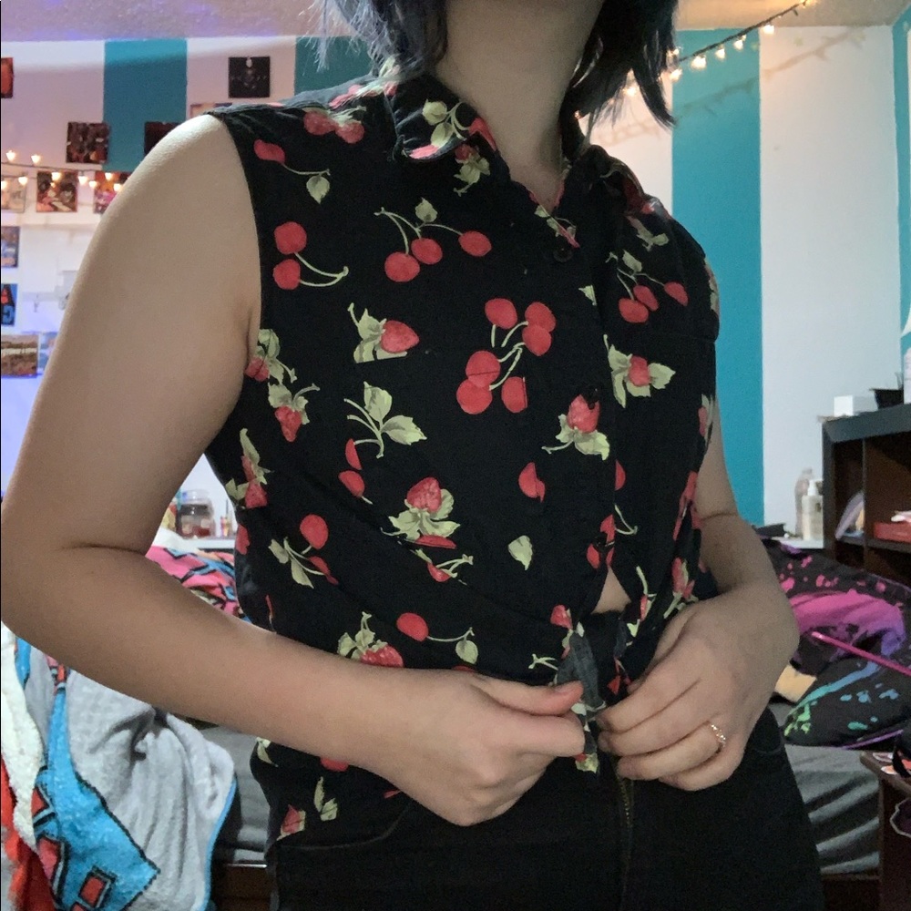 Gloria Vanderbilt cherry sleeveless button up